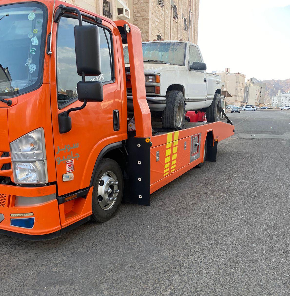 سطحة تحمل معدات